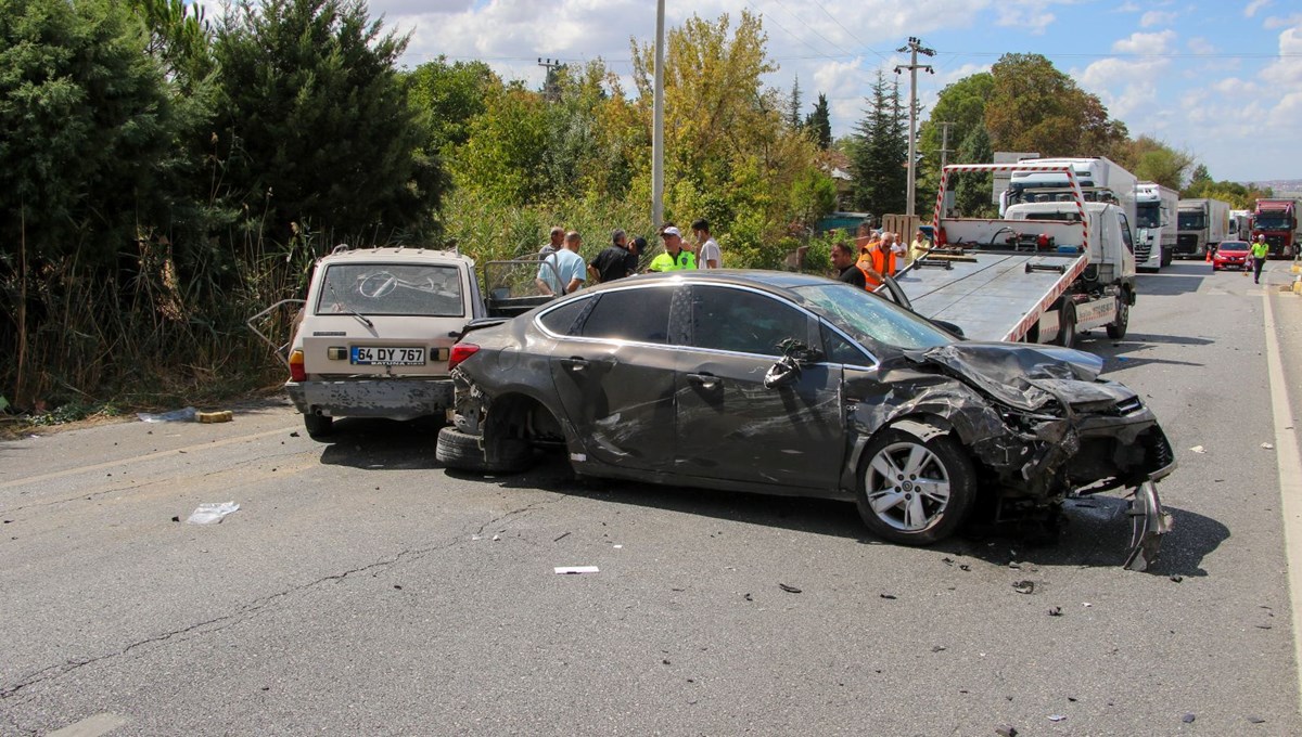 Uşak'ta otomobiller çarpıştı: 1 ölü, 4 yaralı Uşak'ta otomobiller çarpıştı: 1 ölü, 4 yaralı