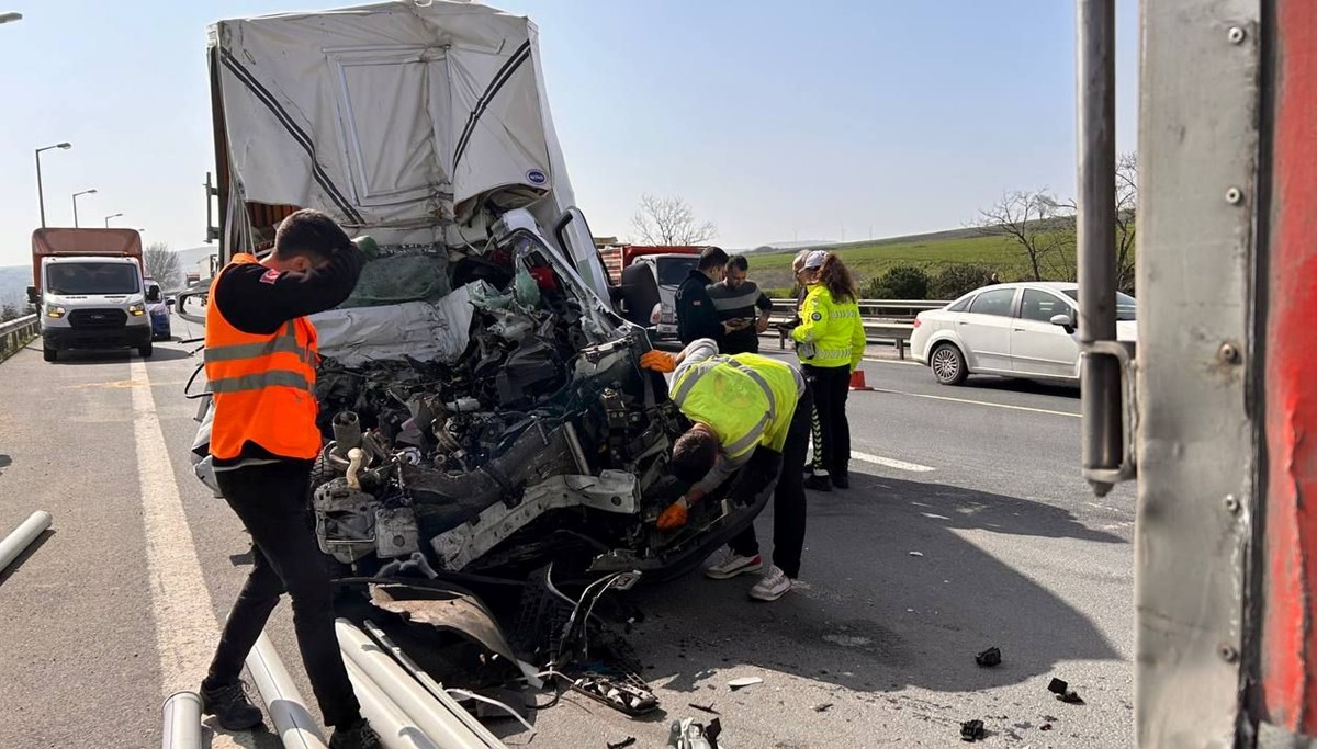 TEM'de TIR'a çarpan kamyonet hurdaya döndü