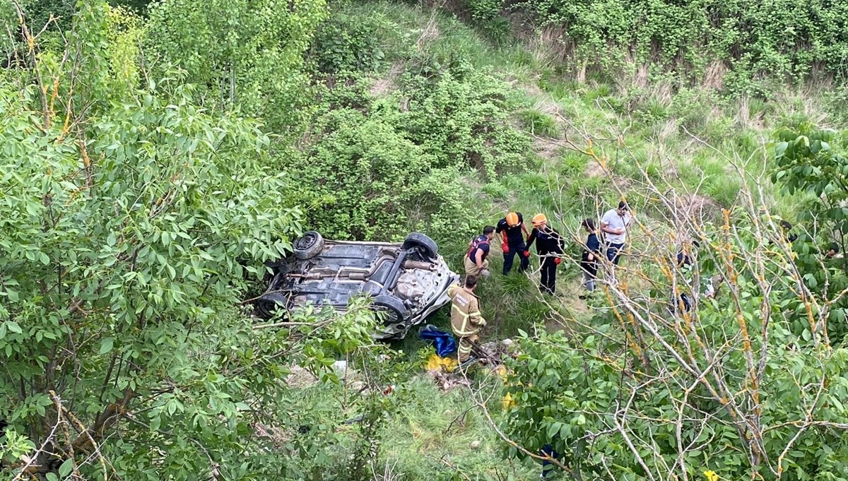 Otomobiliyle uçuruma devrildi: 150 metreden yürüyerek çıktı