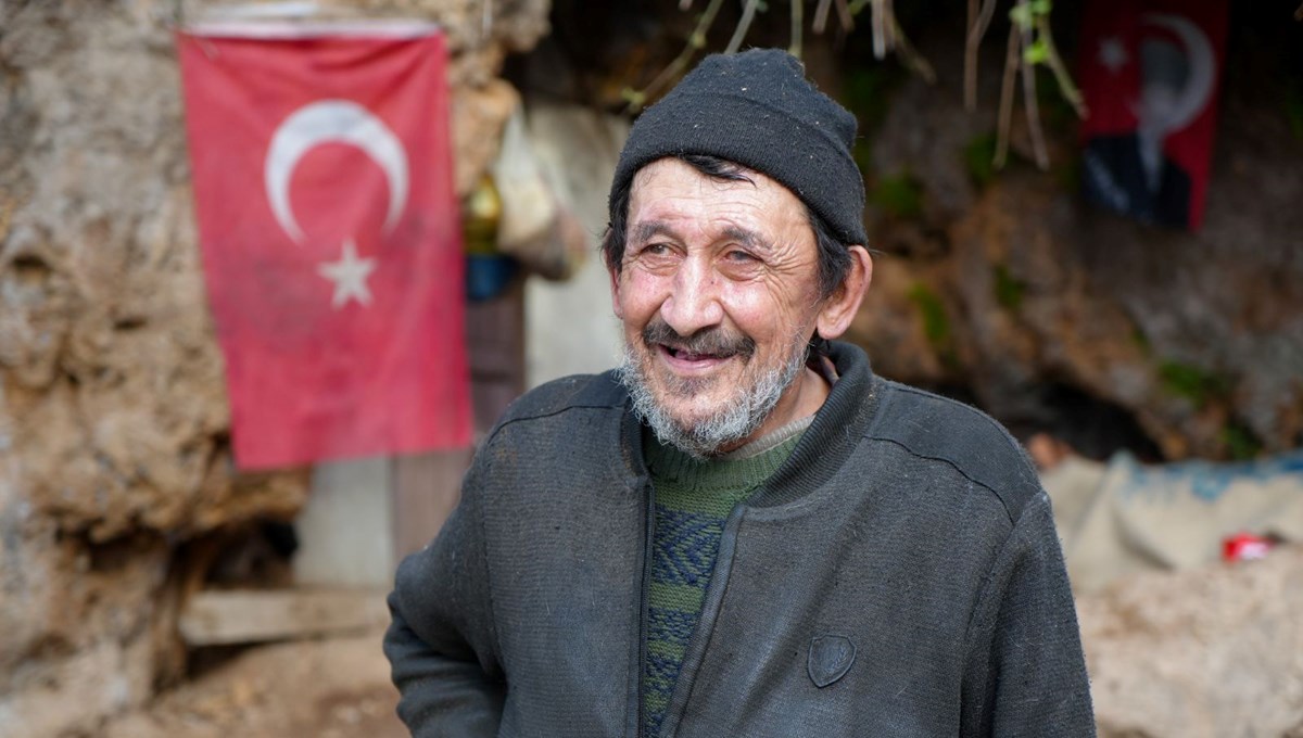 Tarihi surlarda mağara hayatı yaşıyor: İnsanlardan çok kötülük gördüm Tarihi surlarda mağara hayatı yaşıyor: İnsanlardan çok kötülük gördüm