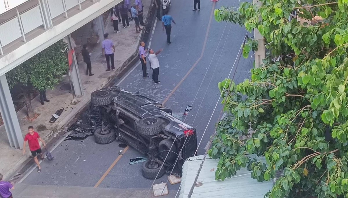 Tayland'ta park halindeki araç otoparktan sokağa düştü