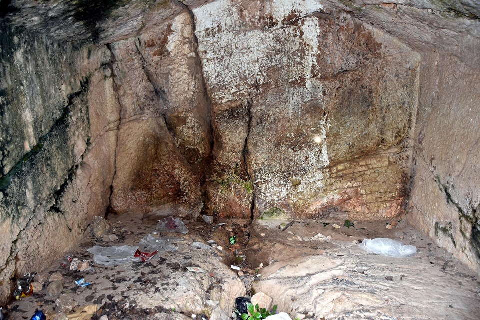 Muğla'da tarihi kaya mezarları adeta çöplüğe döndü - 2