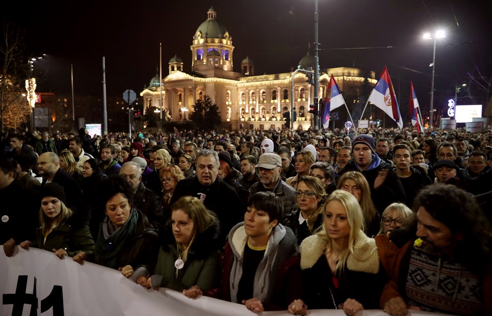 Sırbistan'da "kanlı gömleklere son" protestosu - 1