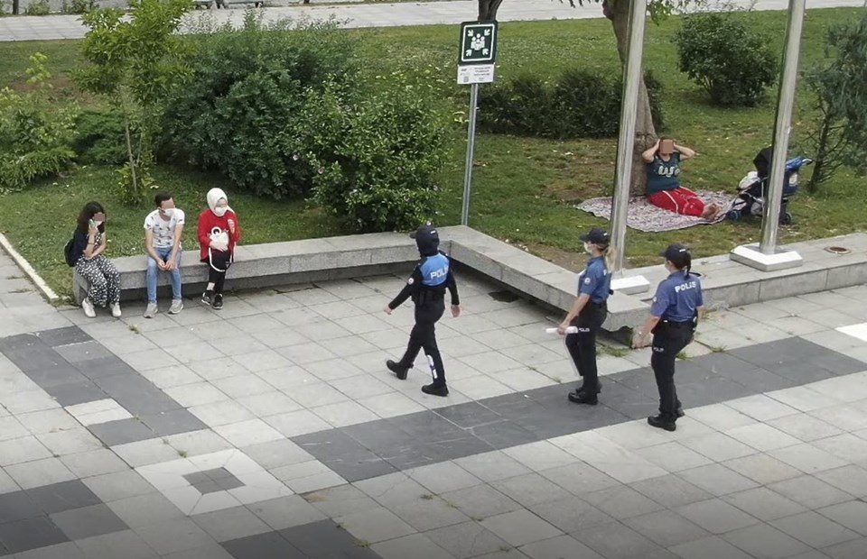 Maskesiz şekilde drone'a el salladılar, cezadan kurtulamadılar - 1