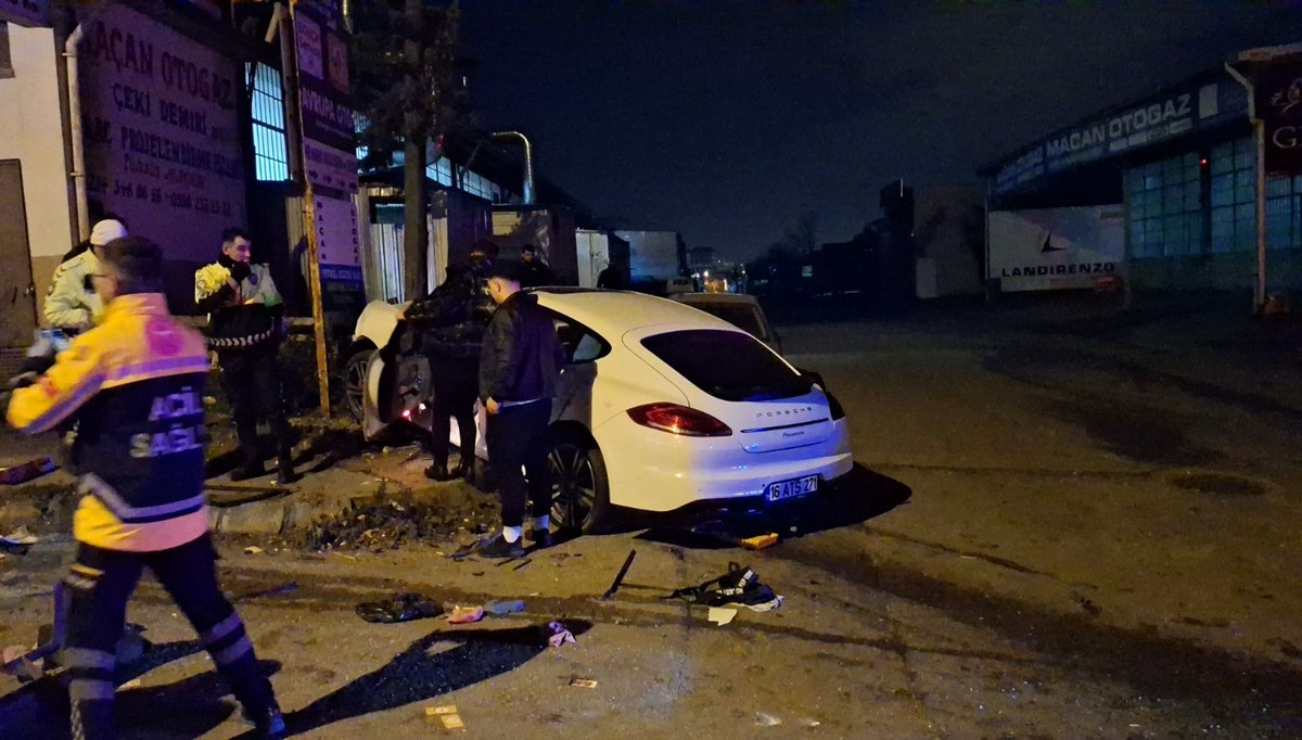 Bursa'da iki otomobil kafa kafaya çarpıştı