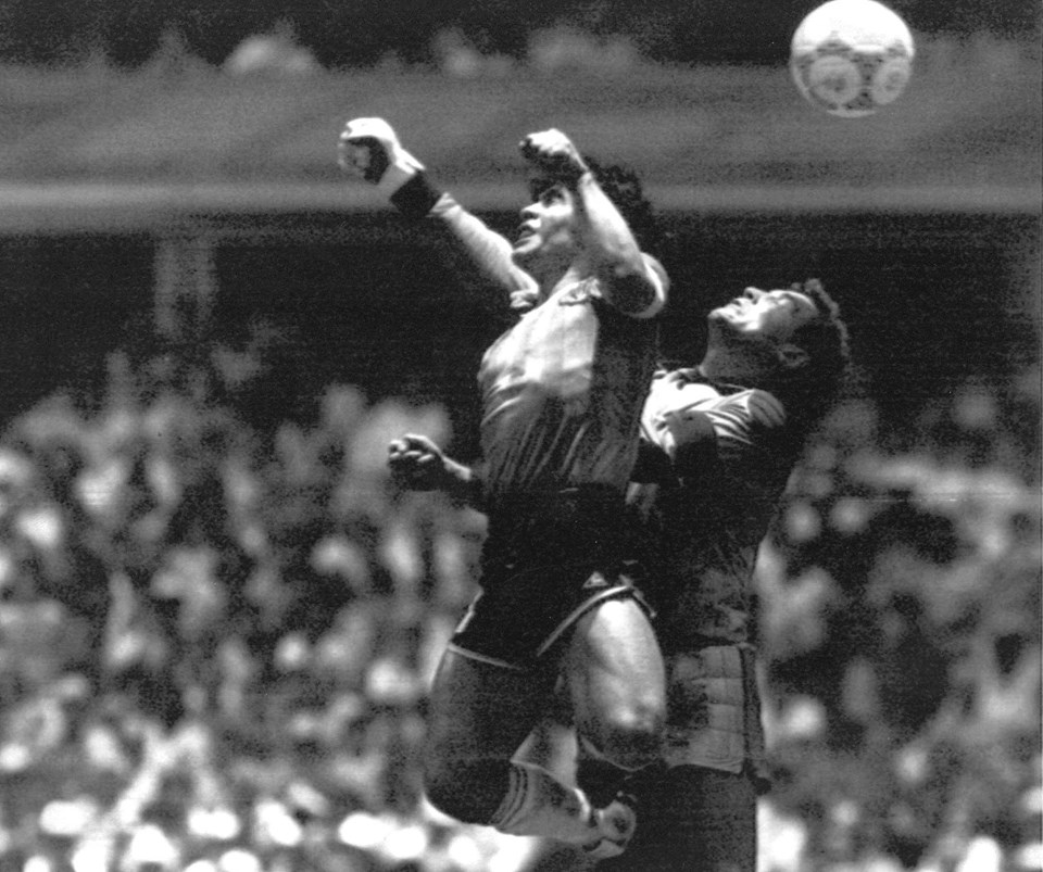 Maradona'nın eliyle attığı golü görmeyen hakem topu satıyor - 1