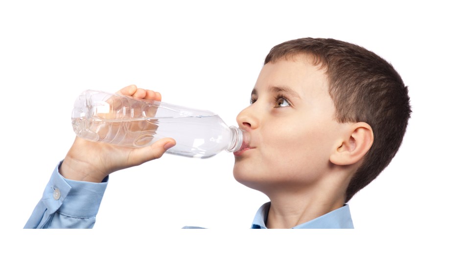 Нельзя пить воду стоя. Мальчик пьет воду. Стоя пьют. Худой мальчик пьет воду. Мальчик пьет воду с собакой.