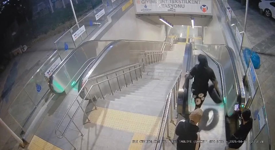 Metro istasyonuna çöp ve lastik atan şüphelilere gözaltı 72 nGzoIMS4gUGkeZINlvHHtg