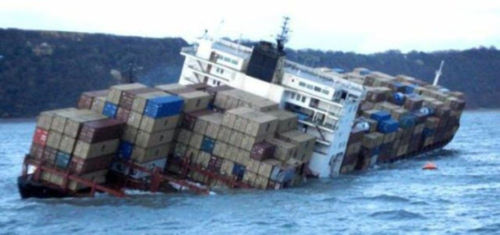 Shipping crashes. Контейнеровоз опрокинулся. Контейнеровоз авария. Контейнеровоз перевернулся. Перегруз корабля.