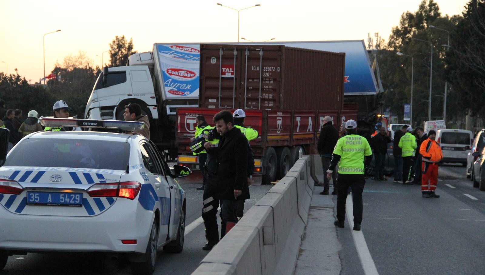 İzmir'de Zincirleme Trafik Kazası Nedeniyle Kilometrelerce Kuyruk ...