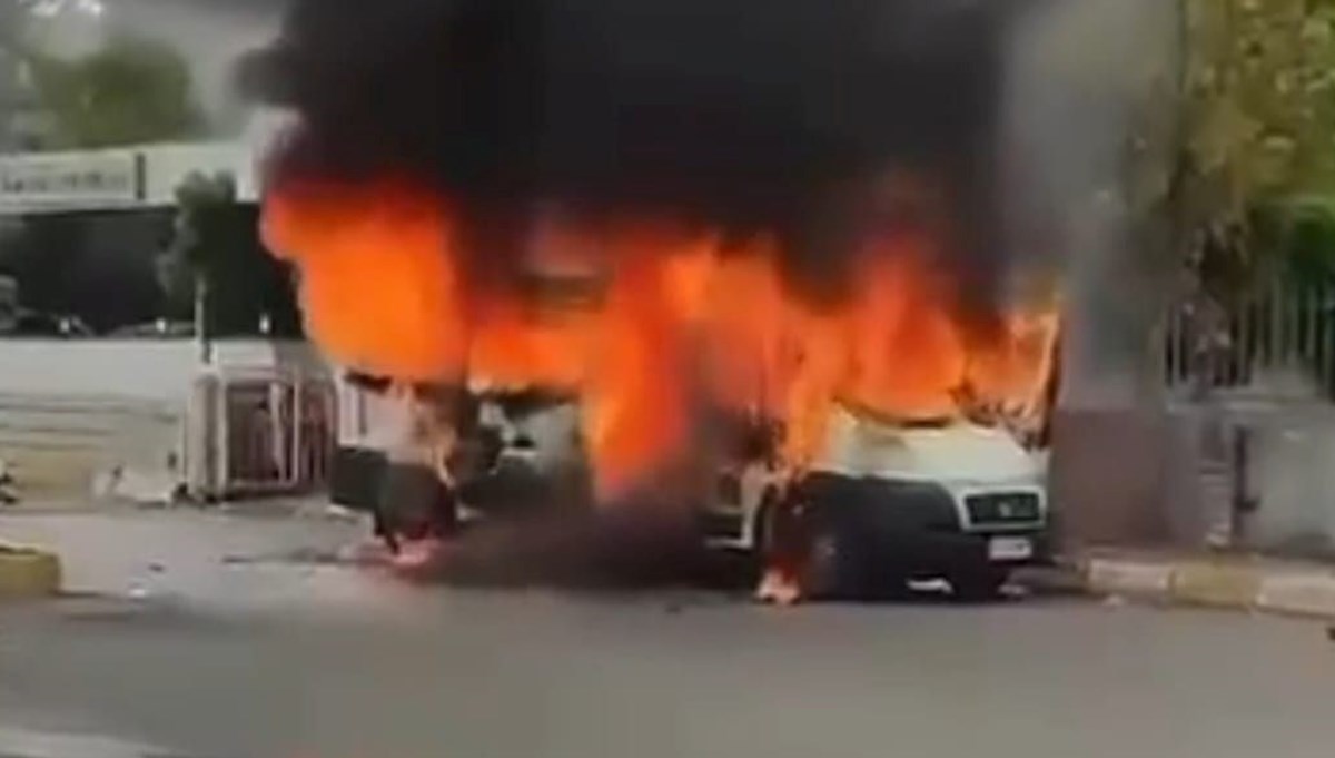 Park halindeki minibüs alev topuna döndü