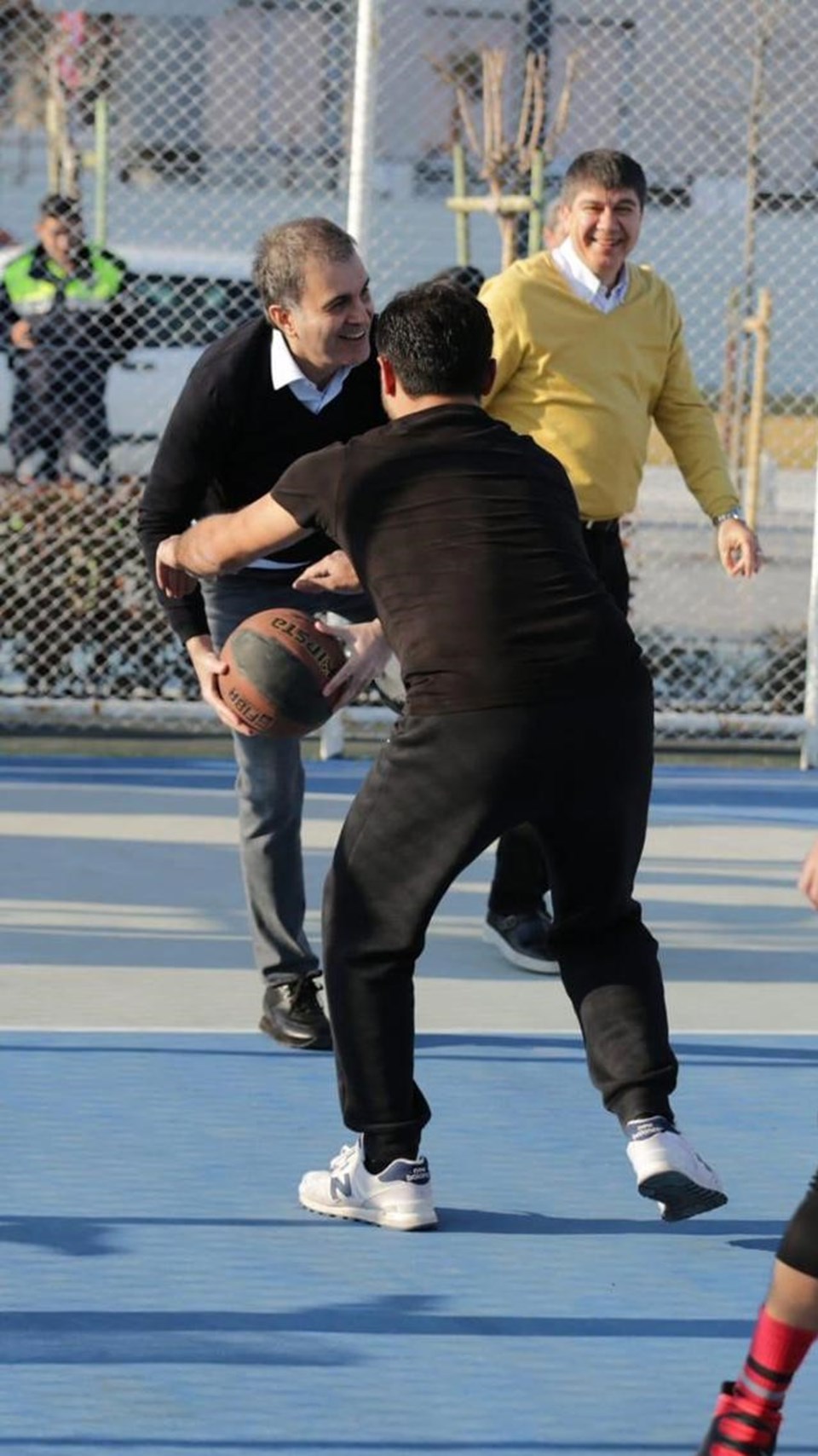 AK Parti Sözcüsü Çelik, gençlerle basketbol oynadı - 1