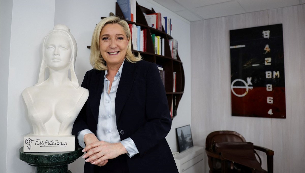 Fransa'da aşırı sağcı Le Pen başörtüsünü yasaklamak istediğini söyledi