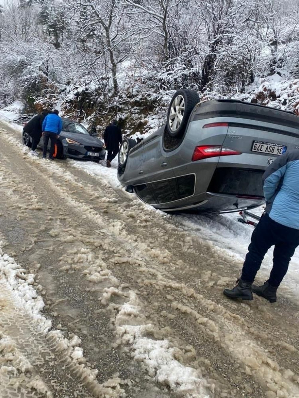 Uludağ yolu çarpışan otomobil pistine döndü! - 4