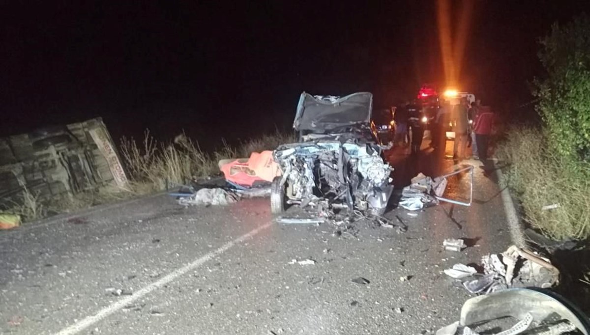 Isparta’da otomobil ile kamyonet çarpıştı: 1'i çocuk 4 ölü Isparta’da otomobil ile kamyonet çarpıştı: 1'i çocuk 4 ölü