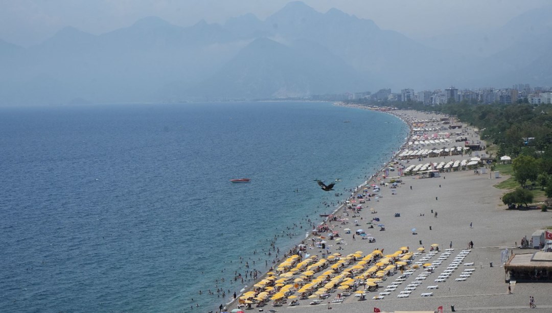 Antalya'da nem yüzde 80'i buldu! Sahiller dolup taştı