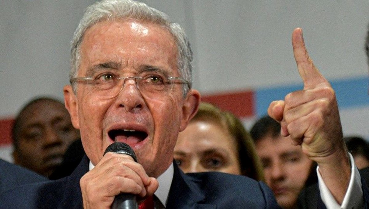 Eski Kolombiya Cumhurbaşkanı Uribe'ye Eski Kolombiya Cumhurbaşkanı Uribe'ye