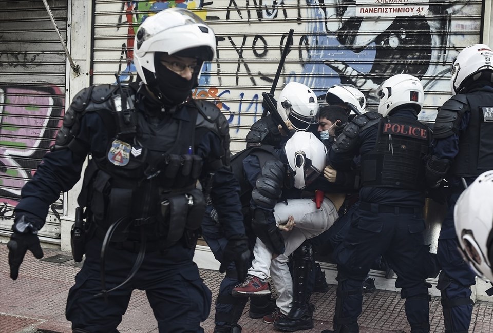 Yunanistan'da '17 Kasım' protestolarına polis müdahalesi - 1