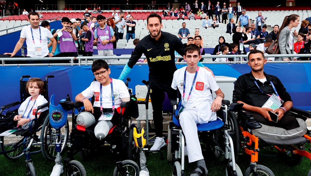Depremzedeler, UEFA Şampiyonlar Ligi finalisti takımların antrenmanlarını izledi Depremzedeler, UEFA Şampiyonlar Ligi finalisti takımların antrenmanlarını izledi