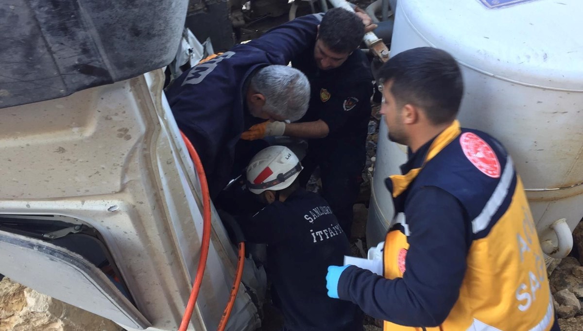 Devrilen beton mikserinde sıkışan sürücüyü itfaiye kurtardı Devrilen beton mikserinde sıkışan sürücüyü itfaiye kurtardı