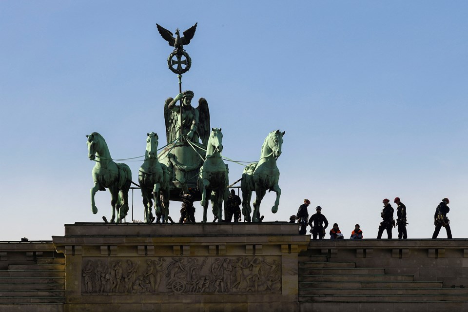 İklim aktivistleri Berlin'in sembolik Brandenburg Kapısı'nda gösteri yaptı - 1