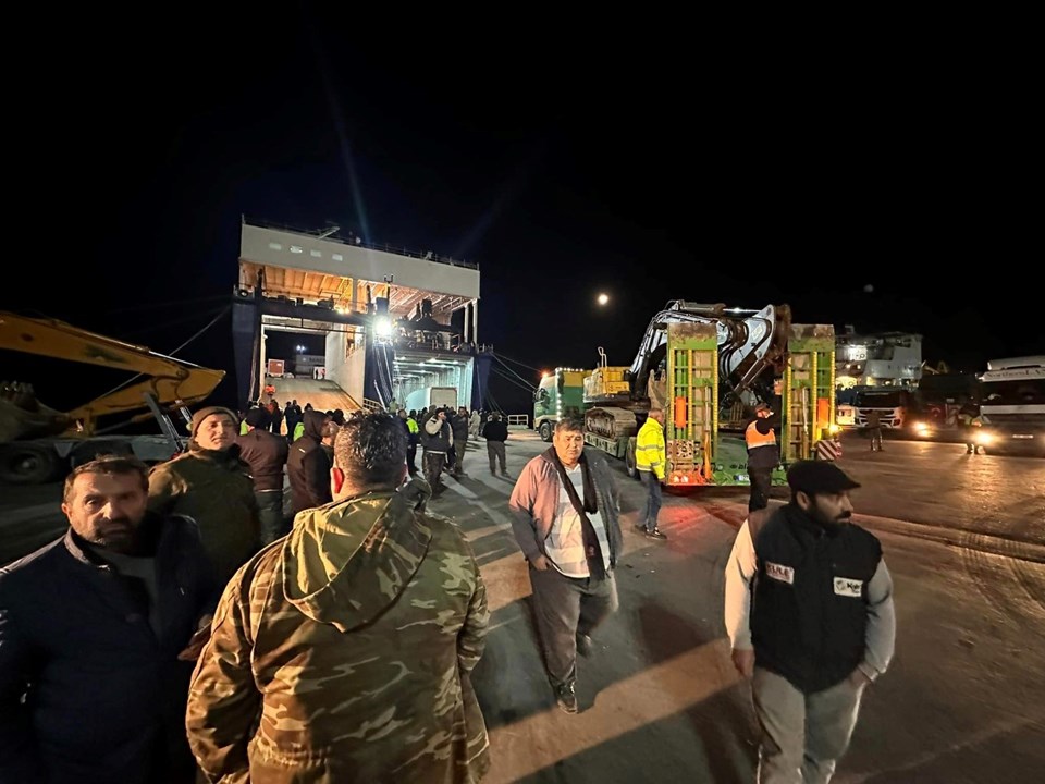 KKTC, deprem bölgesine 100 ağır iş makinesi ve kamyon gönderdi - 1