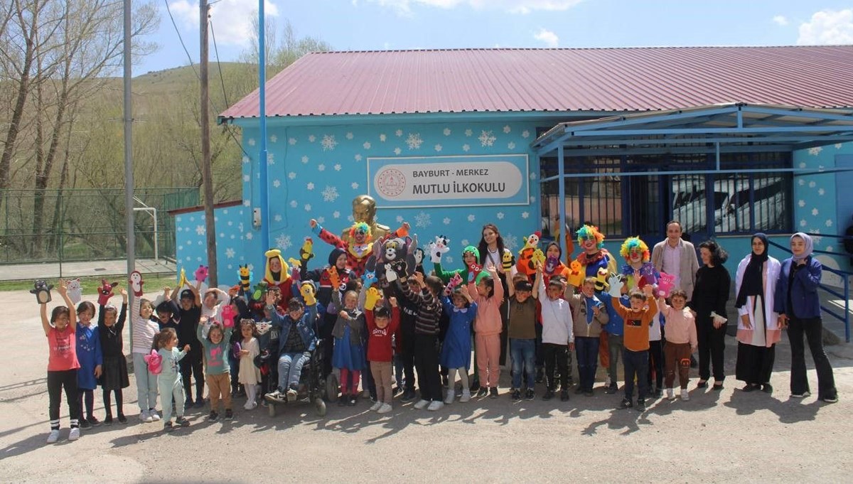 Jandarmadan köy okuluna 23 Nisan sürprizi Jandarmadan köy okuluna 23 Nisan sürprizi