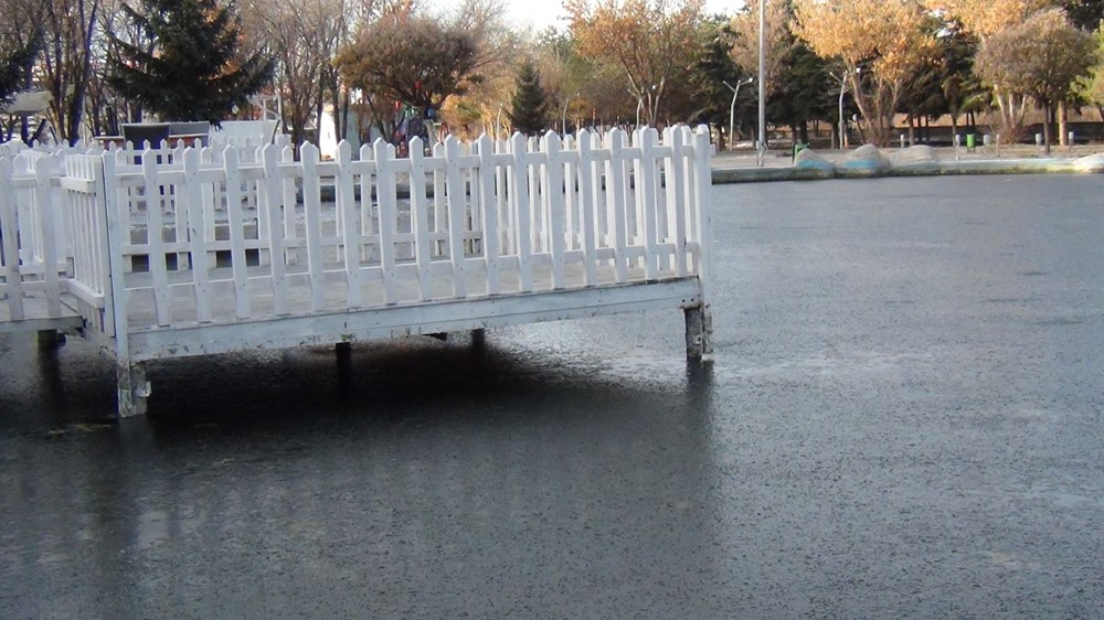 Kars'ta süs havuzları dondu - 1