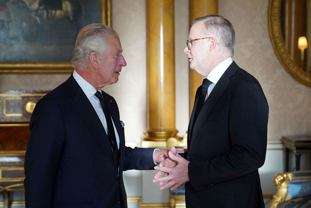 13 saatlik vedalaşma kuyruğu: William ve Harry saygı nöbeti tuttu - 10