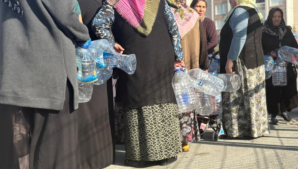 Ankara'da su krizi: Vatandaşlar bidonlarla kuyruk oluşturdu