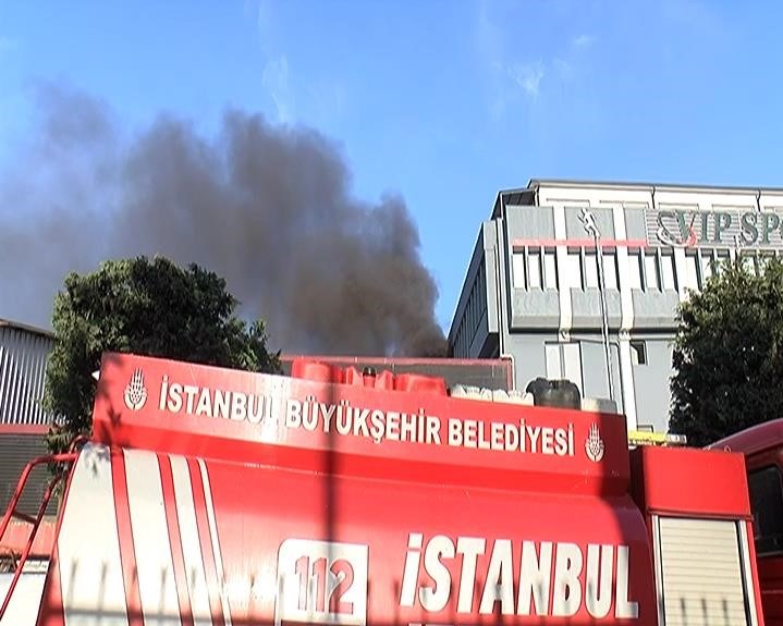İtfaiye ekiplerinin yangına müdahalesi devam ediyor.