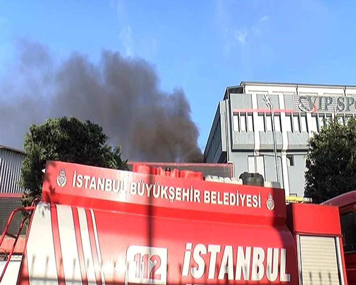 İtfaiye ekiplerinin yangına müdahalesi devam ediyor. İtfaiye ekiplerinin yangına müdahalesi devam ediyor.
