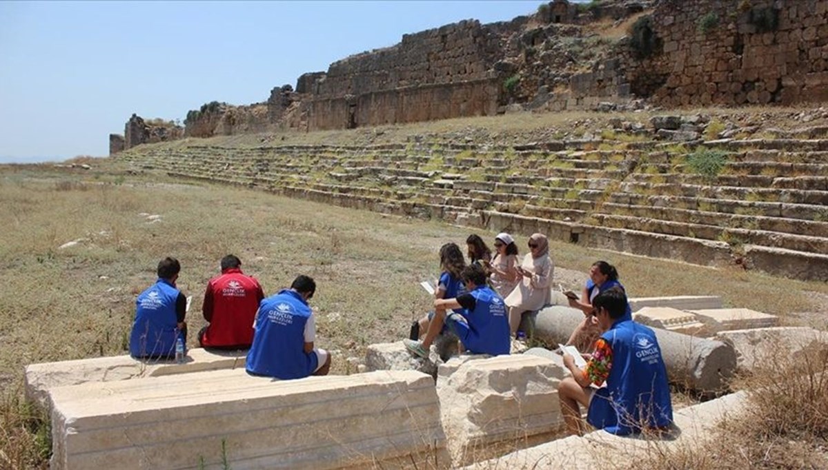 Muğla'da gönüllü gençler antik kentte kitap okudu, tiyatro sergiledi