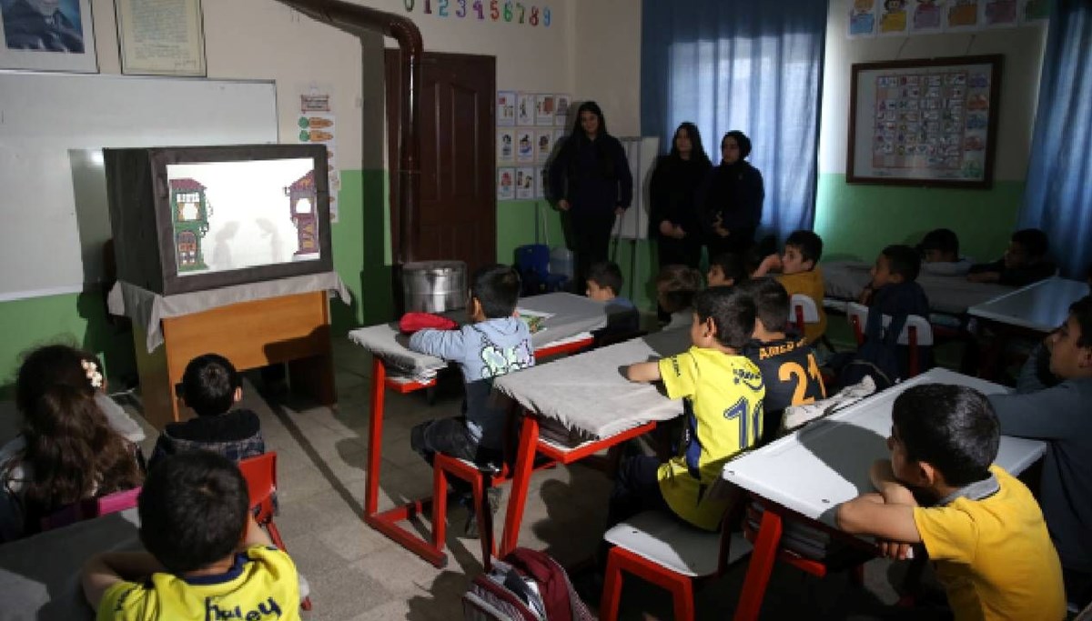 Liseliler Hacivat-Karagöz'ü köylere götürüyor