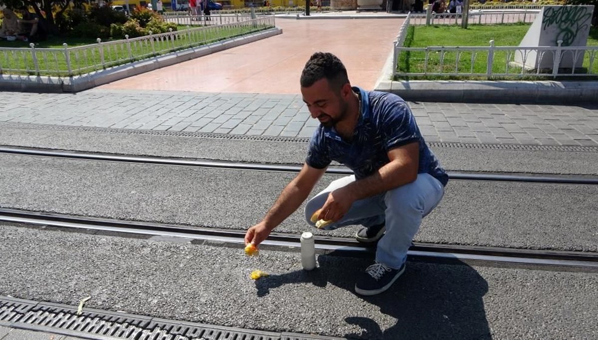 Taksim’de asfaltta yumurta pişirip yedi (İstanbul’da sıcak hava etkili oluyor) Taksim’de asfaltta yumurta pişirip yedi (İstanbul’da sıcak hava etkili oluyor)