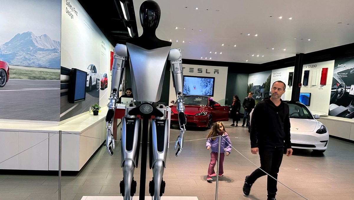 Tesla'nın robotu artık ev işlerine yardım ediyor