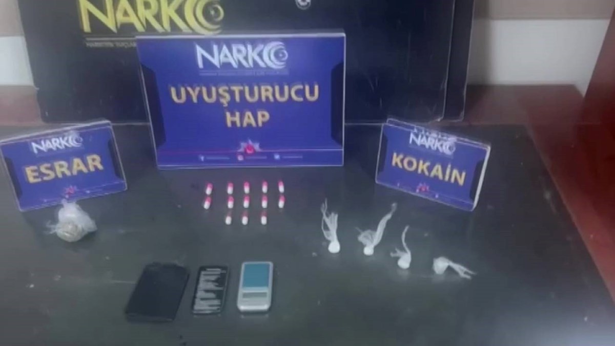 Adana’da sosyal medyada paylaşılan bi̇r video, uyuşturucu satıcılarının yakalanmasına neden oldu. Görüntülerde uyuşturucu ticaretinin yöntemlerini anlatarak "torbacı" diye bilinen sokak satıcılarının çalışma şekli̇ni tarif eden kişi, narkotik ekiplerince kimli̇ği tespit edilip suçüstü yakalandı. Operasyon elde edilenler emniyette sergilendi.