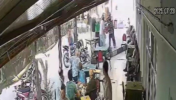 Engelli oğlu dövülen anne kıraathaneyi bastı