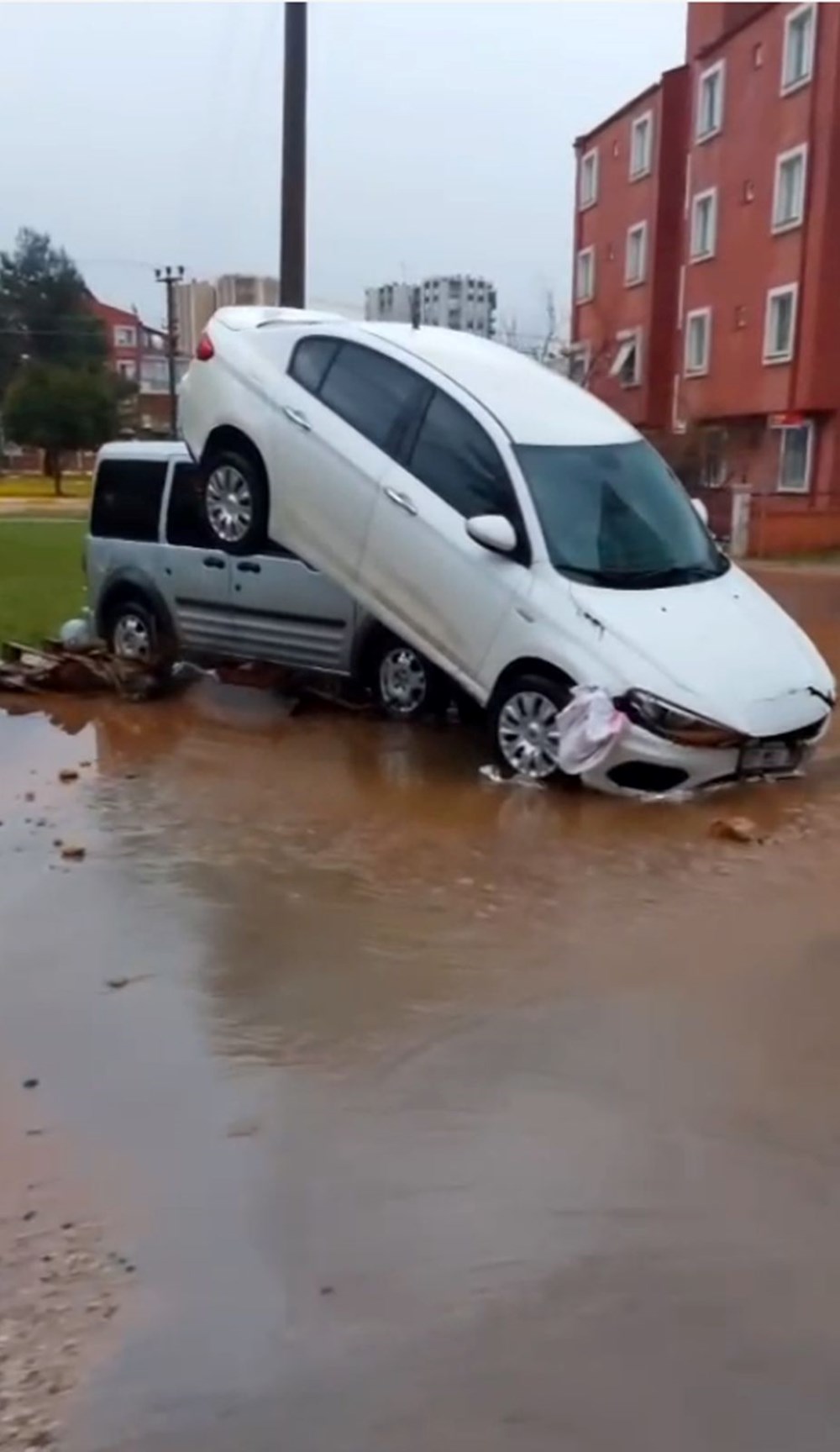 Antalya'da sel ve su baskını: 1 kişi yaşamını yitirdi, 3 ilçede okullar yarın da tatil (4 şehir için turuncu kodlu uyarı) - 19