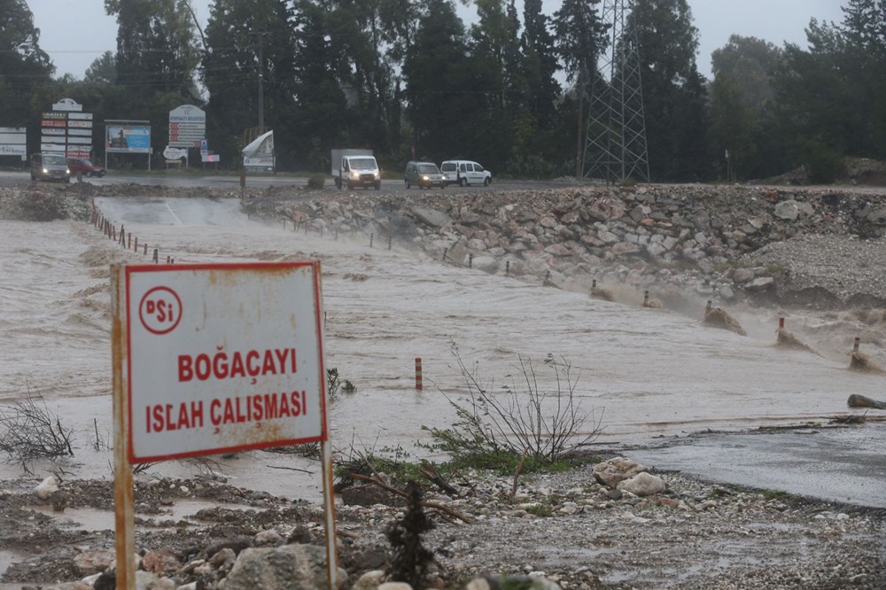 Kırmızı kodla aşırı yağış uyarısı yapılan Antalya'da sağanak etkili oluyor - 9