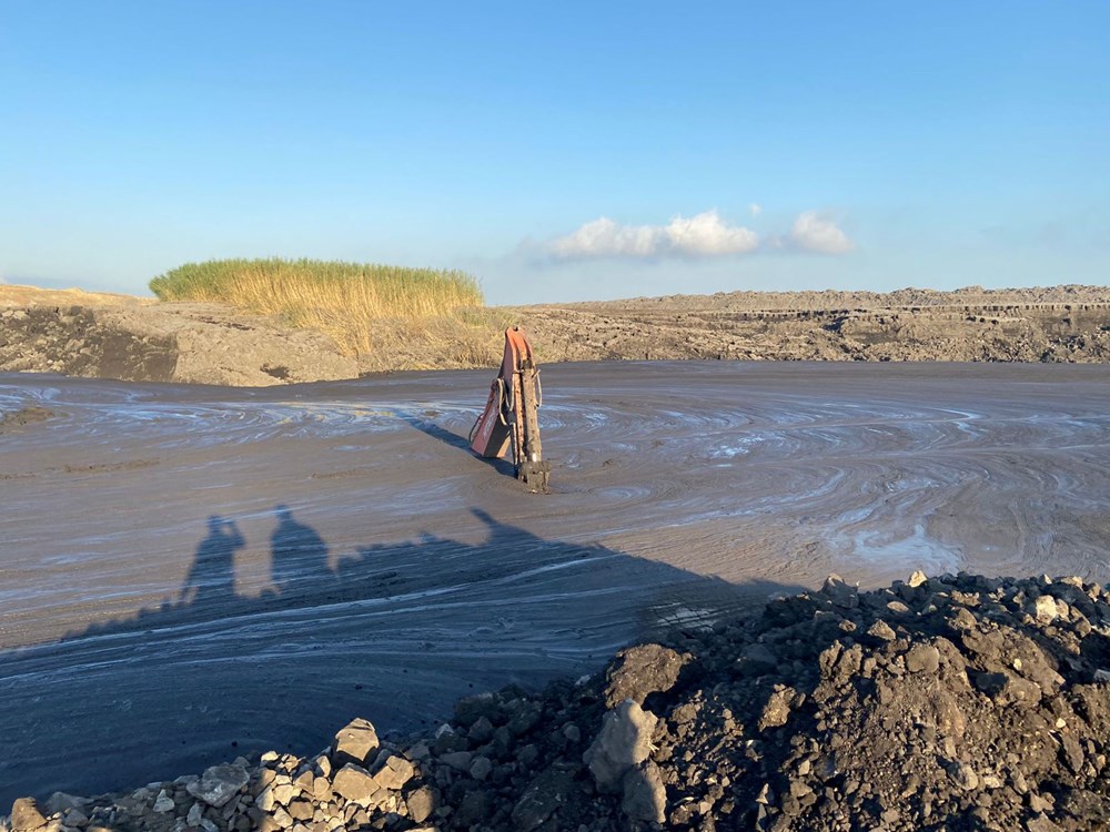 İş makinesi operatörü çamur altında kaldı - 5