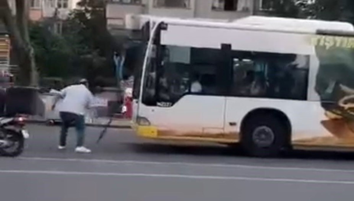 İETT şoförüyle tartıştı, otobüsün sileceklerini kırdı İETT şoförüyle tartıştı, otobüsün sileceklerini kırdı