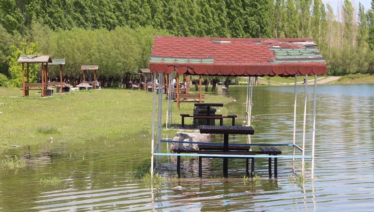 Kuruyan baraj su tuttu: Kamelyalar bile su altında kaldı