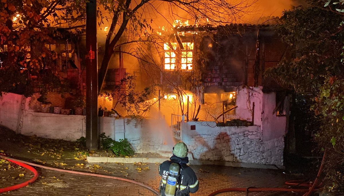 Gece yarısı korkutan yangın: İki katlı ev alev alev yandı