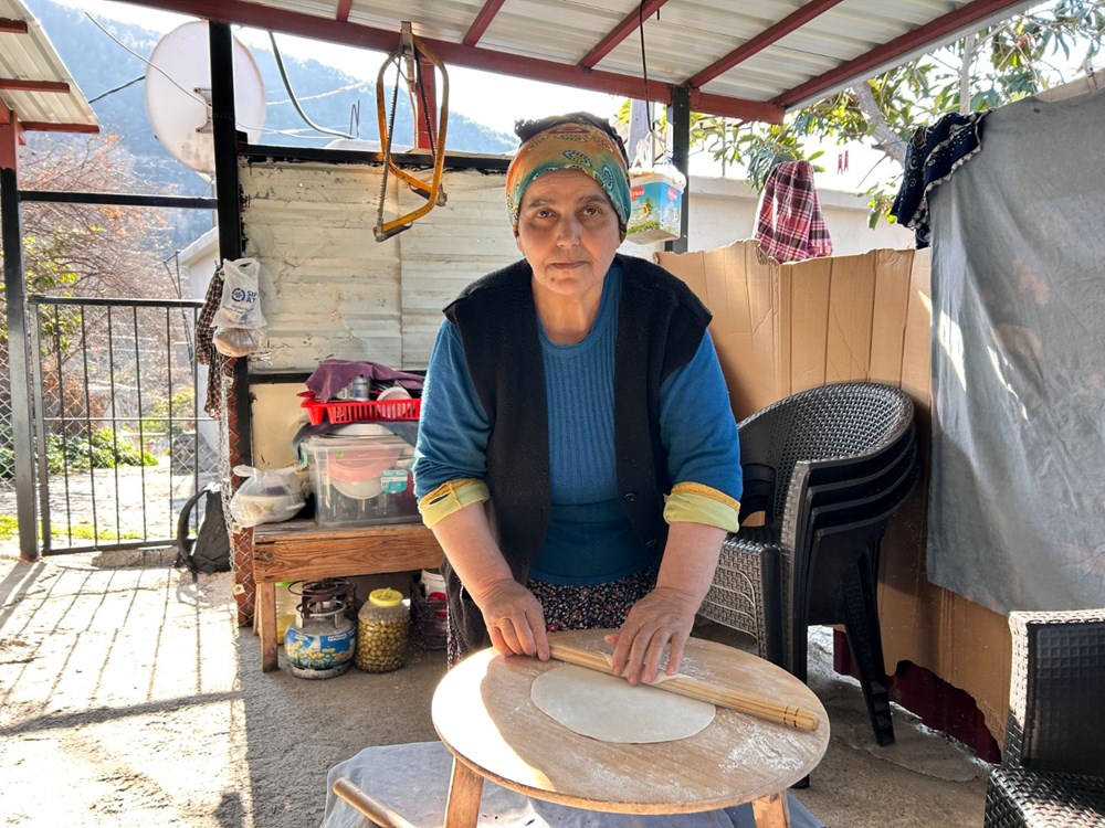 Depremzede Annenin Yufka Ekmeği ve Gözlemesiyle Umuda Tutunuşu 76 nNyrz BN1kKf7ihSOb4LLA