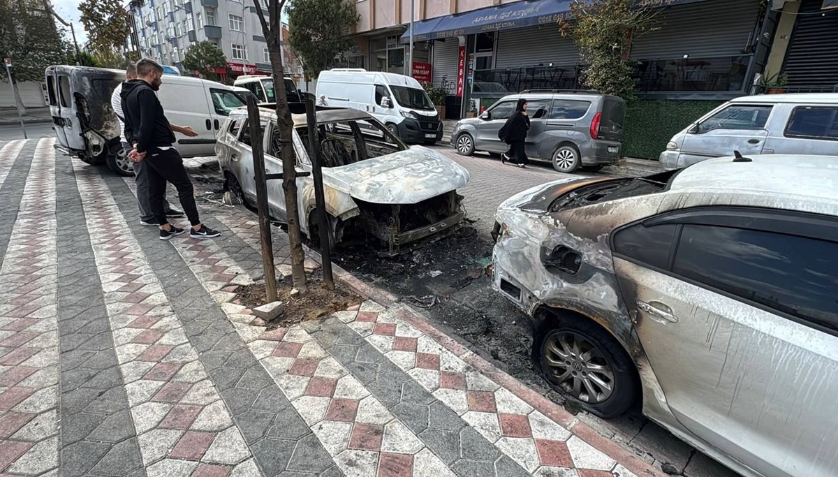 Sultangazi'de park halindeki araçta yangın Sultangazi'de park halindeki araçta yangın