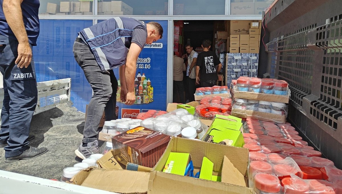 Şanlıurfa'da son kullanma tarihi geçmiş 5 kamyon ürün ele geçirildi Şanlıurfa'da son kullanma tarihi geçmiş 5 kamyon ürün ele geçirildi