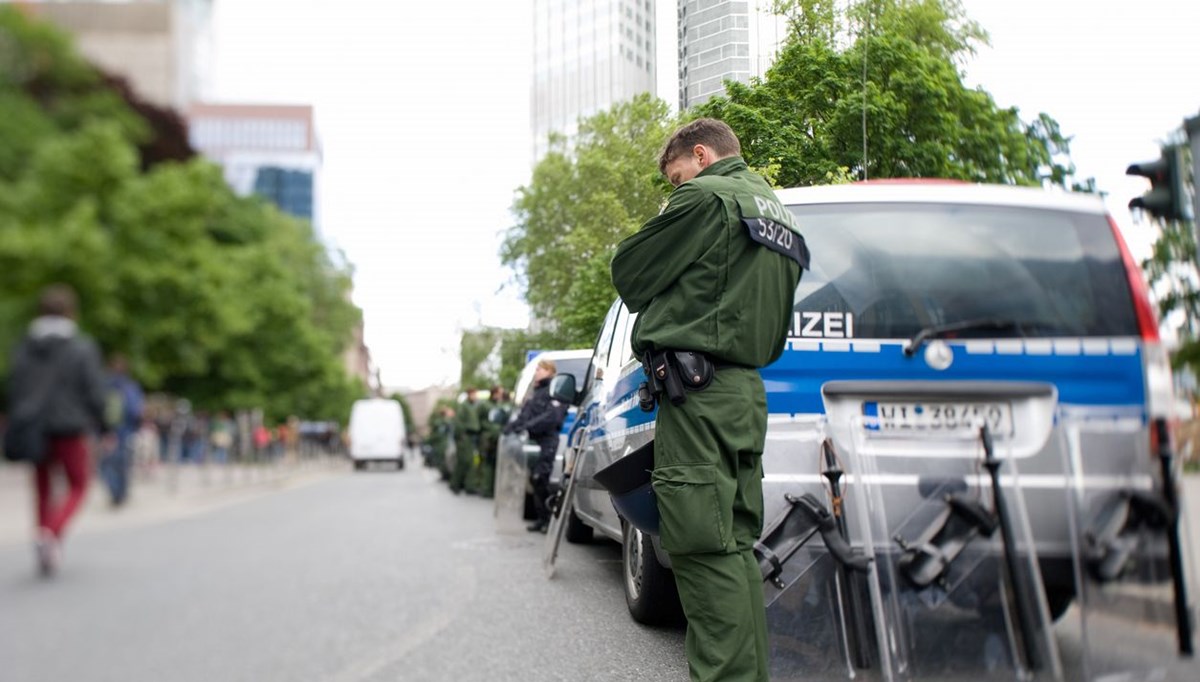 Almanya'da bir şüpheliye yönelik yapılan baskında cephanelik ortaya çıkarıldı