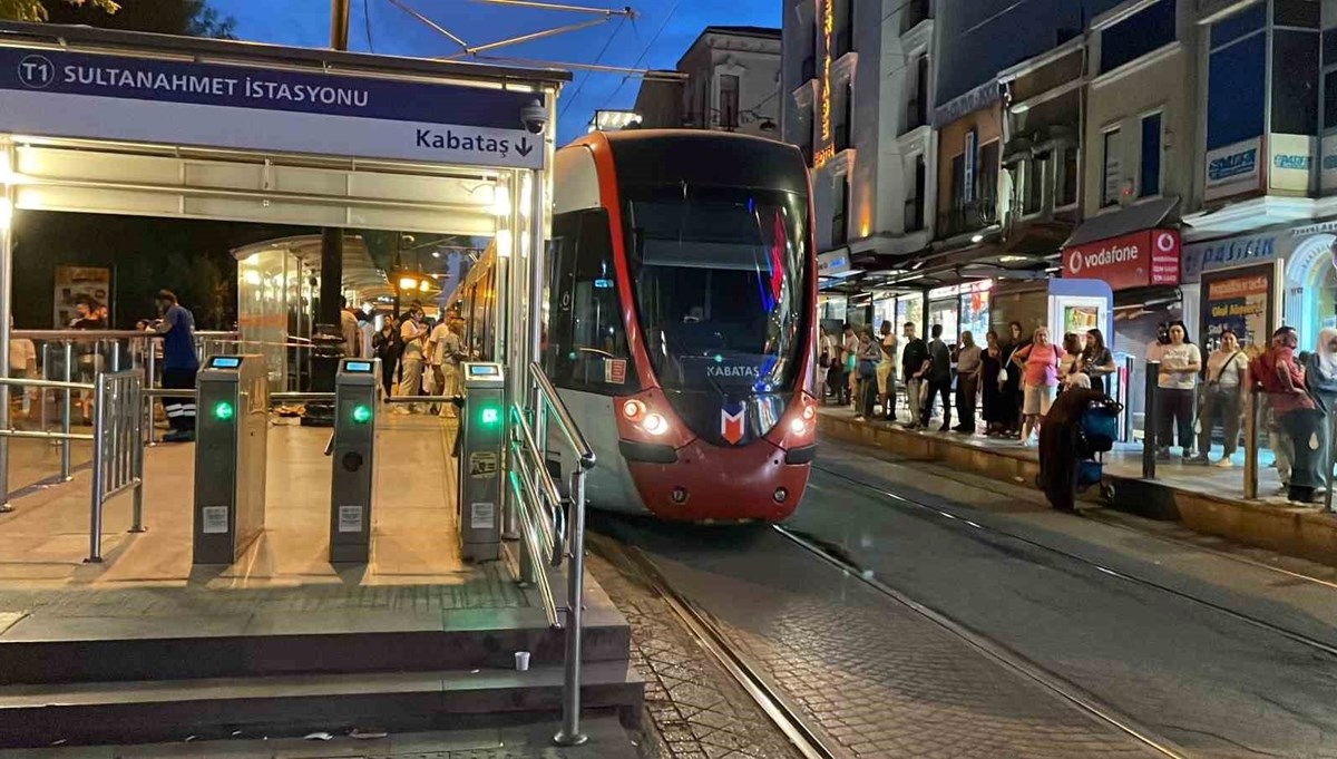 Tramvay durağında cüzdan çalarken yakalandı