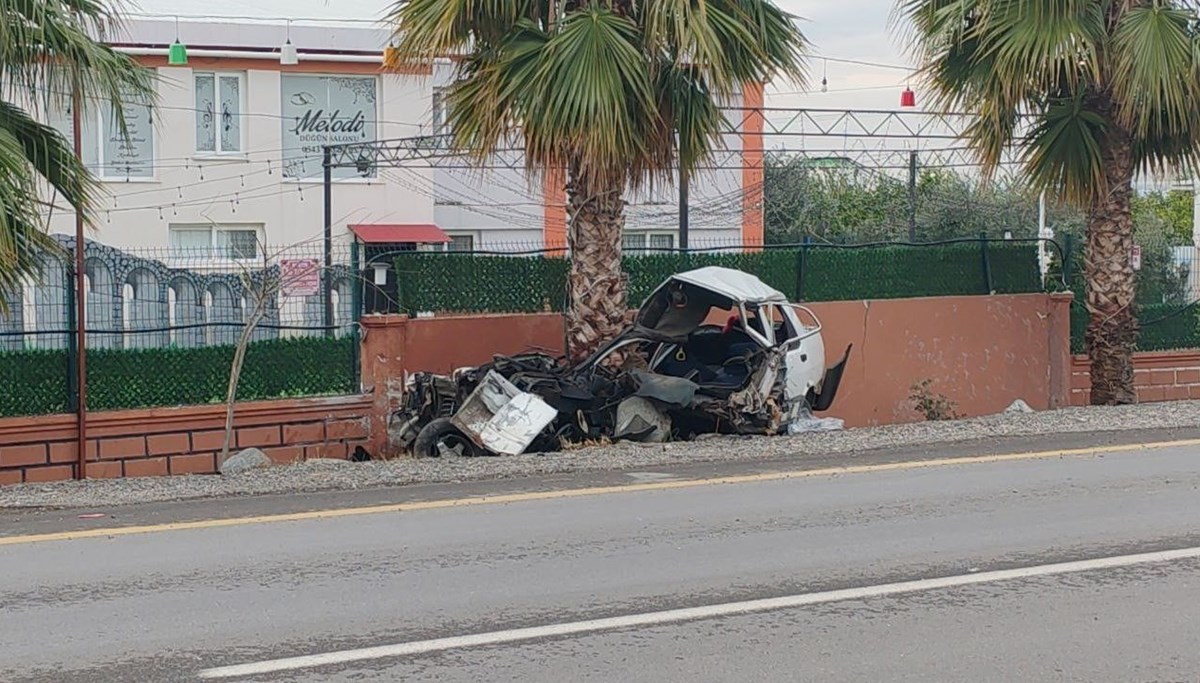 Hatay'da feci kaza: Araç ikiye bölündü